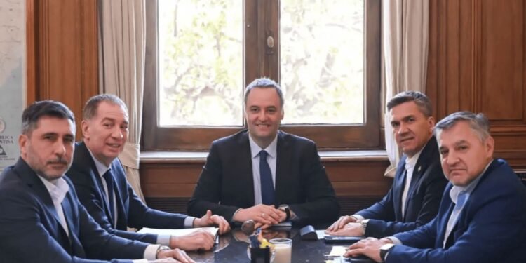 Los gobernadores escuchan a Diego Santilli, pero esperan propuestas más concretas de reparto de fondos