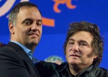 Javier Milei se mostró con Adorni en un gesto de apoyo en medio de la polémica por los vuelos