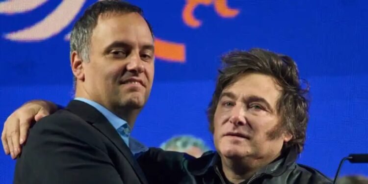 Javier Milei se mostró con Adorni en un gesto de apoyo en medio de la polémica por los vuelos