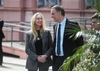 El tribunal confirma que Manuel Adorni voló a Aruba en First Class.