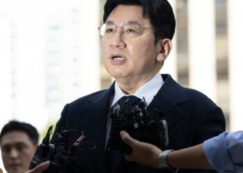 La policía surcoreana busca arrestar a Bang Si-Hyuk, creador de BTS, en una investigación por fraude
