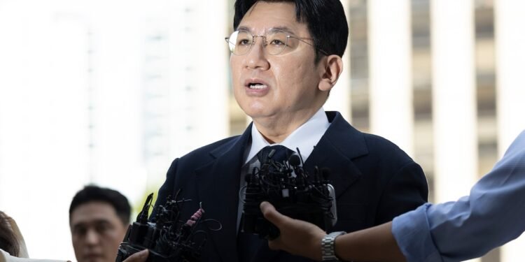La policía surcoreana busca arrestar a Bang Si-Hyuk, creador de BTS, en una investigación por fraude