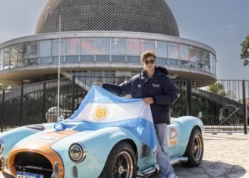 El auto de Colapinto sufre daños tras su exhibición en Buenos Aires