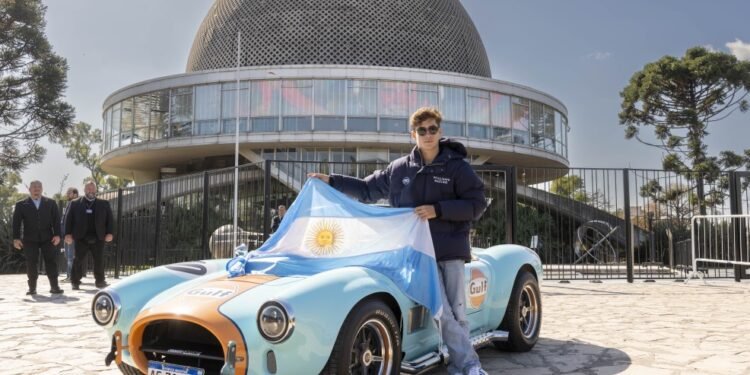 El auto de Colapinto sufre daños tras su exhibición en Buenos Aires