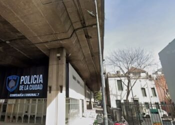 Fallece un oficial de la Policía de la Ciudad tras el desplome de un cartel en la Autopista 25 de Mayo