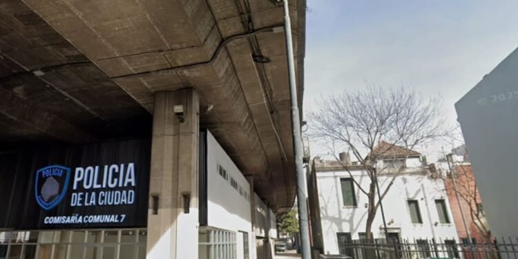 Fallece un oficial de la Policía de la Ciudad tras el desplome de un cartel en la Autopista 25 de Mayo