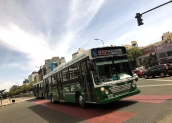 El testimonio de un chofer en medio de la crisis del transporte: “Hoy en día me está manteniendo mi hijo”
