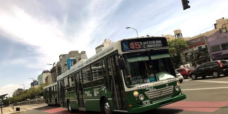 El testimonio de un chofer en medio de la crisis del transporte: “Hoy en día me está manteniendo mi hijo”