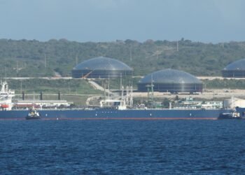 El precio del petróleo alcanza su máximo desde el inicio del conflicto en Medio Oriente; acciones estadounidenses se mantienen estables