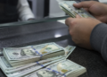 El dólar se establece por debajo de los $1.400, beneficiado por un aumento en la oferta