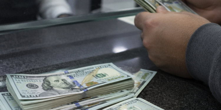 El dólar se establece por debajo de los $1.400, beneficiado por un aumento en la oferta