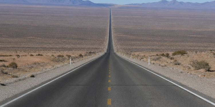 La carretera recta más larga del mundo: un reto en medio del desierto