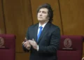 Acusan al gobierno de Milei de pagar sobresueldos con criptoactivos y fondos secretos.