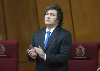 Acusan al gobierno de Milei de pagar sobresueldos con criptoactivos y fondos secretos.
