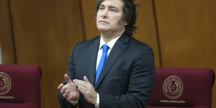 Acusan al gobierno de Milei de pagar sobresueldos con criptoactivos y fondos secretos.