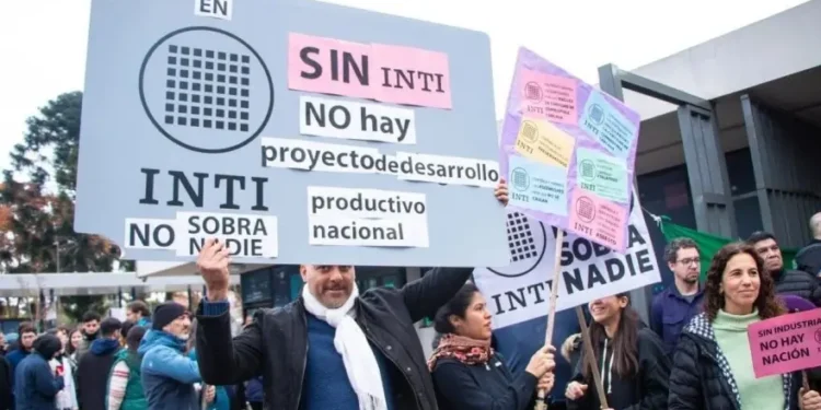 Trabajadores del INTI se reúnen con Capitanich en medio de la tensión con el Gobierno