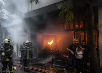 Un incendio en un comercio de Palermo obliga a rescatar a dos personas