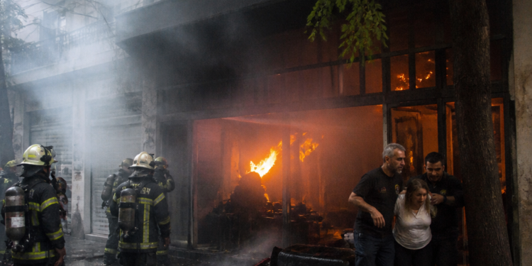 Un incendio en un comercio de Palermo obliga a rescatar a dos personas
