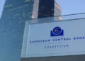 El Banco Central Europeo evalúa ajustar sus proyecciones de inflación ante tensiones en el crédito privado