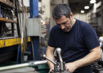En marzo, los salarios registrados experimentaron una caída, aunque un informe oficial señala un incremento del 3% en comparación con noviembre de 2023