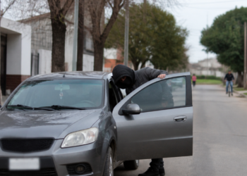 Córdoba: un hombre roba un auto con una niña adentro y se hace escapar