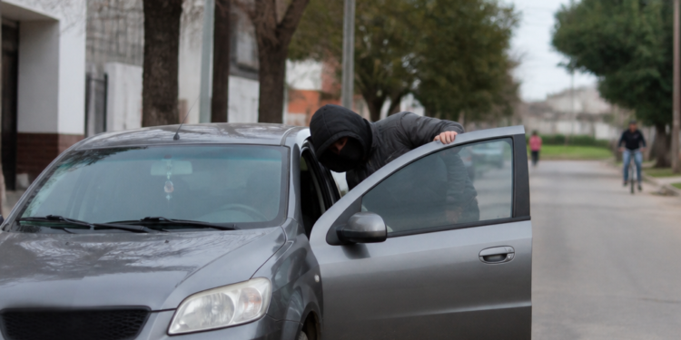 Córdoba: un hombre roba un auto con una niña adentro y se hace escapar
