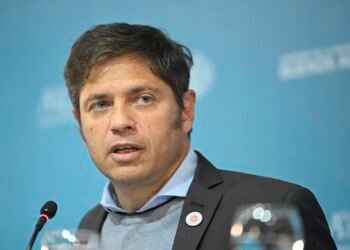 Kicillof se une a la marcha en defensa de la salud, pero recibe críticas por su propia gestión