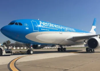 Aerolíneas Argentinas elimina el equipaje de mano gratuito en su tarifa base: detalles de la nueva normativa