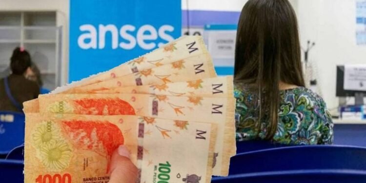 Se anunciaron aumentos y bonos para jubilaciones y asignaciones familiares