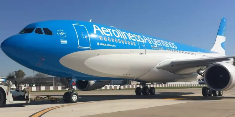 Aerolíneas Argentinas elimina el equipaje de mano gratuito en su tarifa base: detalles de la nueva normativa