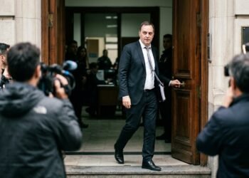 La mayoría opina que Manuel Adorni debería renunciar al Gobierno, aunque la economía preocupa más