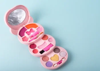 Prohibición de maquillajes infantiles por parte de la ANMAT ante riesgos para la salud