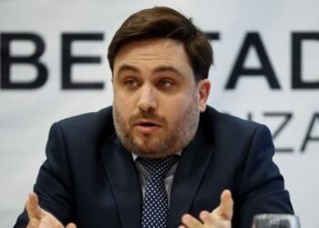 Ramiro Marra critica la permanencia de Manuel Adorni en el Gobierno