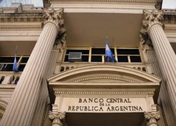 El BCRA compra dólares en su mayor intervención en 30 ruedas, capturando el 57% del volumen en el MLC