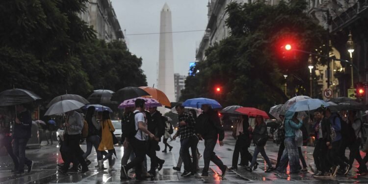Lloviznas en el AMBA: pronósticos de tiempo y alertas por frío extremo