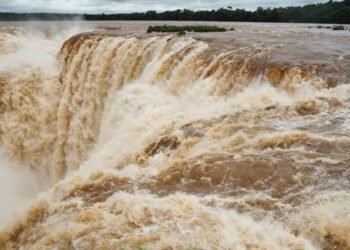 Cataratas del Iguazú enfrentan crecida histórica en medio de advertencias de tormentas severas