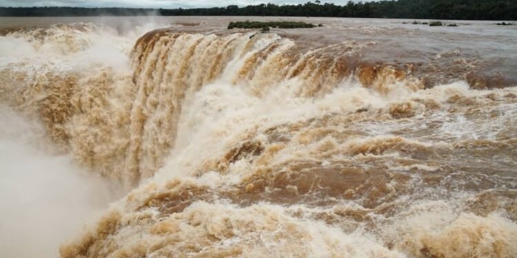 Cataratas del Iguazú enfrentan crecida histórica en medio de advertencias de tormentas severas