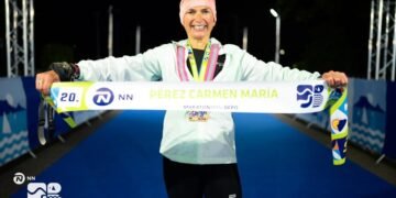 De temperaturas extremas a la meta: la ultramaratonista española que corrió bajo 52 grados y lo comparó con una ‘freidora de aire’