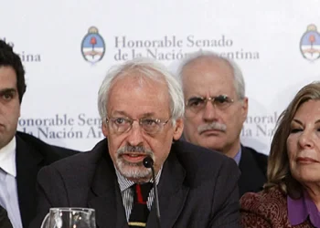 Vacunatorio VIP: solicitan la indagatoria de Duhalde, Verbitsky, Taiana y otros involucrados