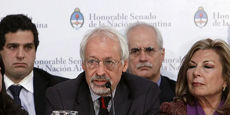 Vacunatorio VIP: solicitan la indagatoria de Duhalde, Verbitsky, Taiana y otros involucrados