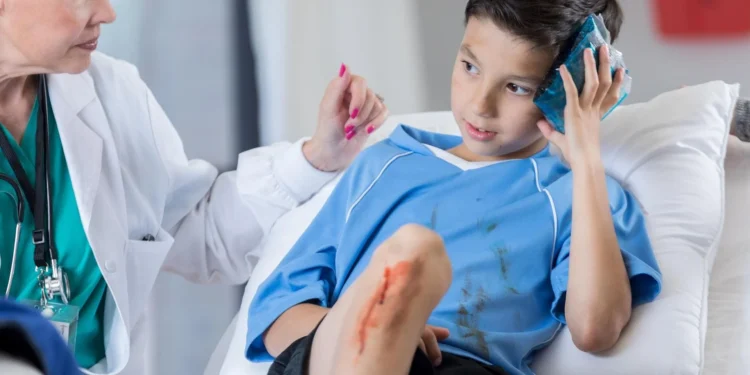 Accidente en la liga regional: juvenil requerido de urgencia tras golpe en la cabeza