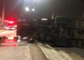 Camión volcó en La Boca: un lesionado