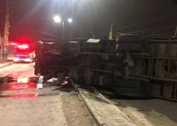Camión volcó en La Boca: un lesionado