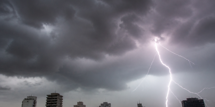 Pronóstico de tormentas severas y ráfagas de más de 100 km/h: las zonas en alerta