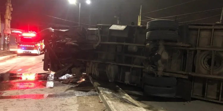 Camión volcó en La Boca: un lesionado