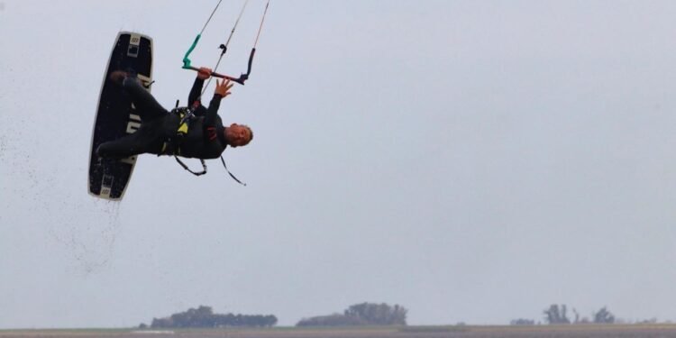 Falleció un instructor de kitesurf en Santa Fe: su novia registró el trágico incidente