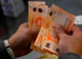 La caída del crédito en pesos en agosto y el crecimiento de los préstamos en dólares