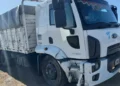 Camionero vuelca transportando pollos congelados y es saqueado por vecinos