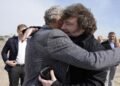 Bahía Blanca: mujer en toalla observa la visita de Javier Milei y el video se vuelve viral