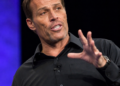 Tony Robbins sobre el sufrimiento: ‘El enfoque en uno mismo genera dolor’